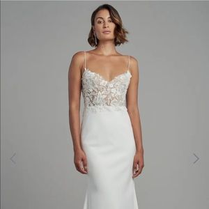 Original price $2,500
Size 10
Bust- 37 inches
Waist- 30 inches 
Hip- 40 inches